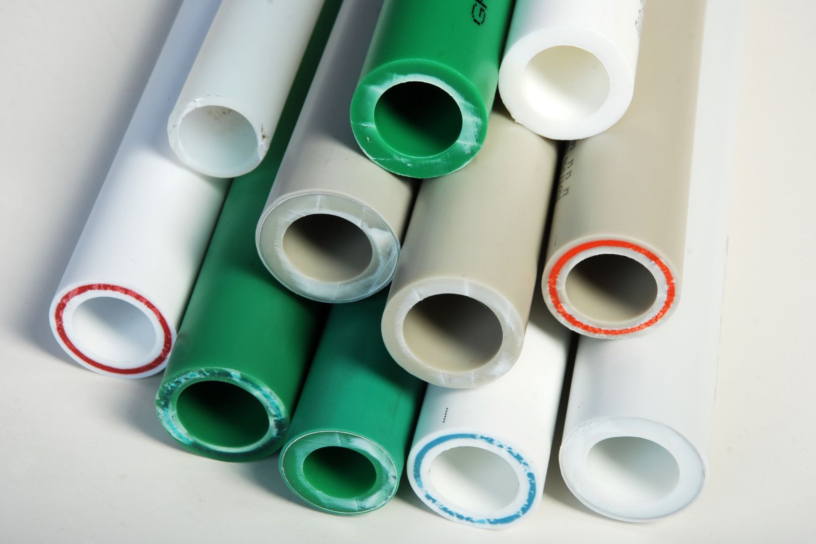 Como usar produtos certos para desentupir canos