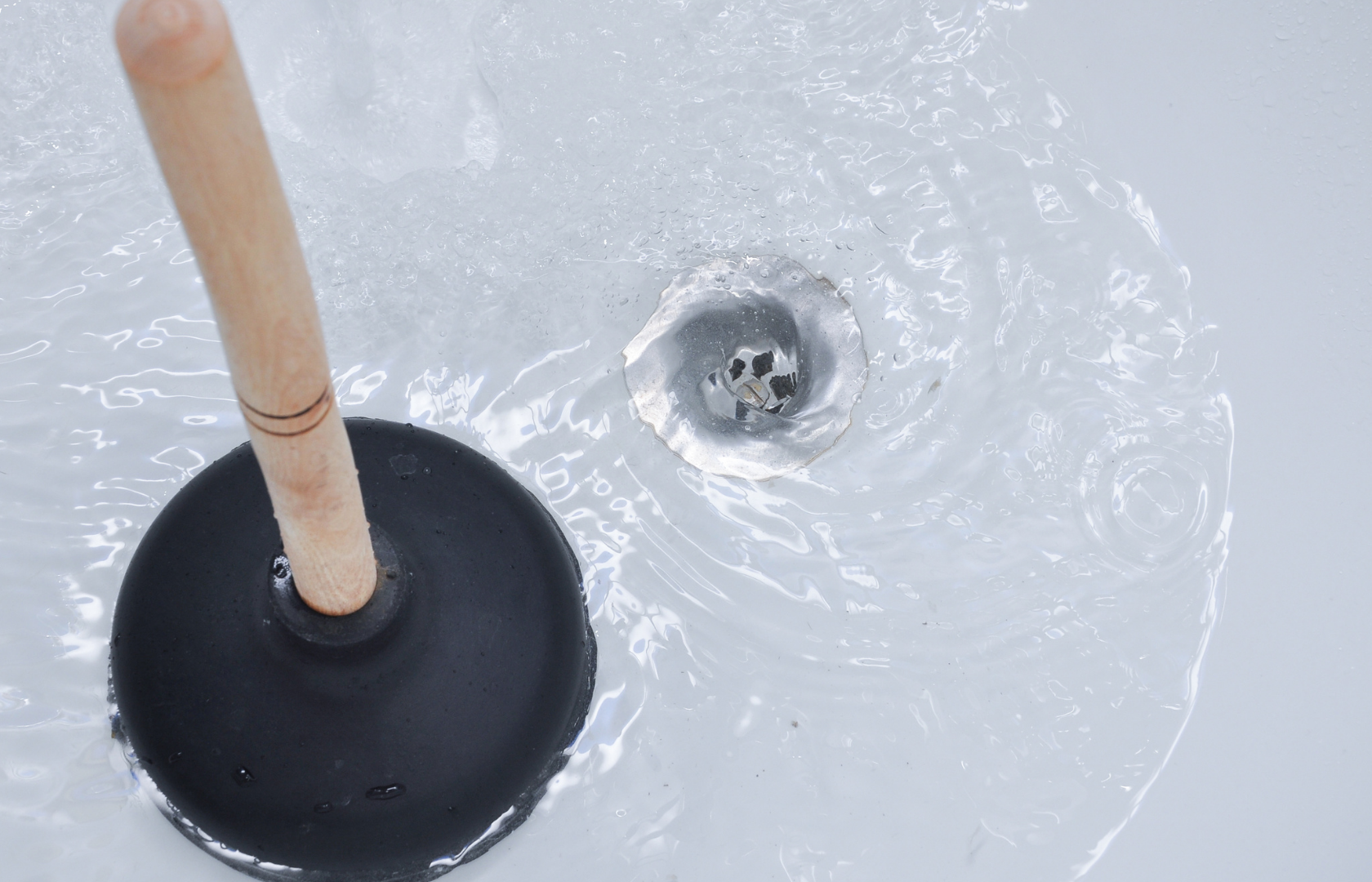 Por que a agua volta pelo ralo do chao